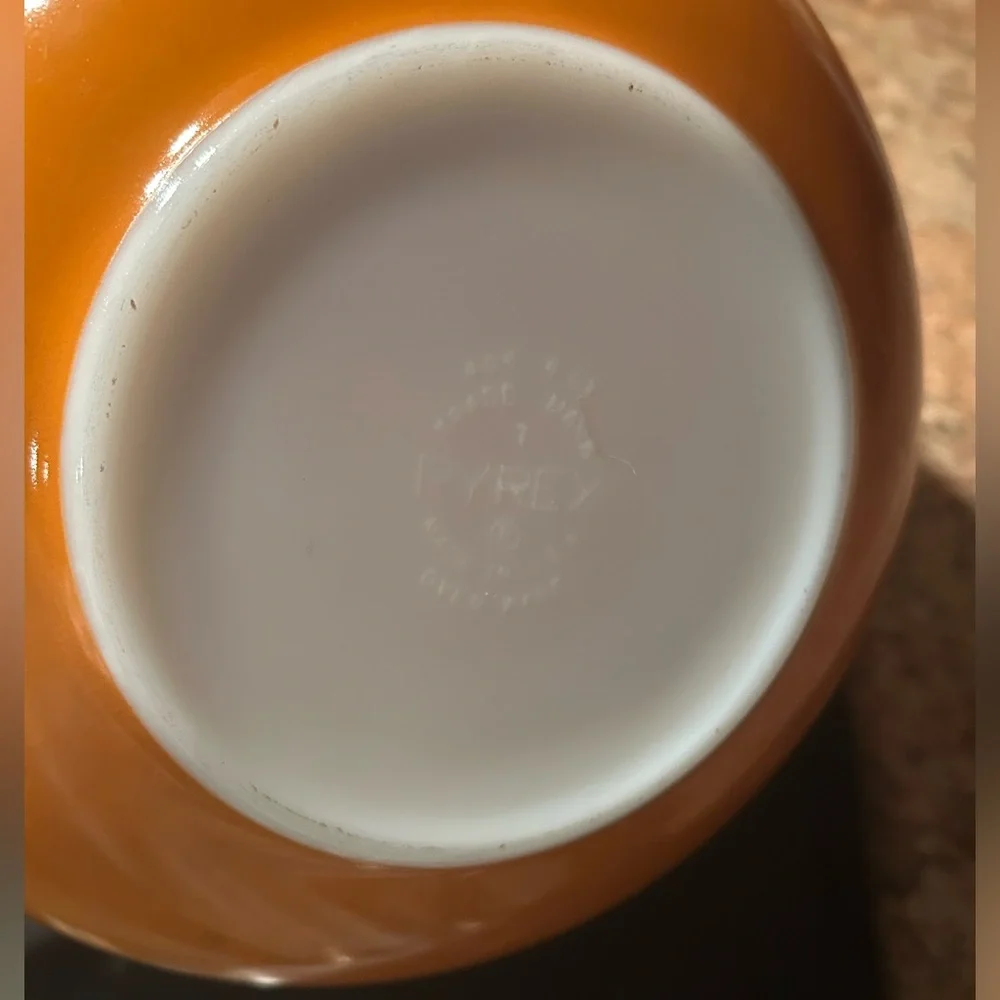PYREX TRADEMARK #404 Flameglo Ombré 4 Qt Orange Sunburst Mixing Bowl 1974-76.